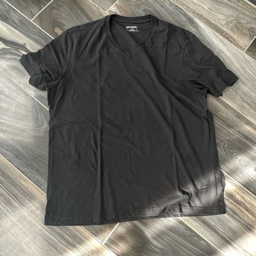 large Untuckit mens v neck t shirt